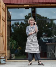 Lotta Jansdotter framför portarna till Ladugårds på Silverskär Islands.