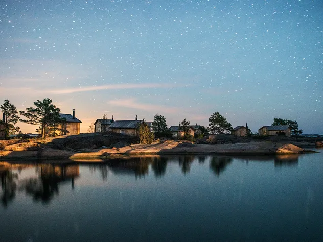  Timrade bodar på ön Klobben vid Silverskär Islands en stjärnklar och stilla natt.