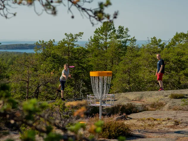 Två killar spelar discgolf på Åland