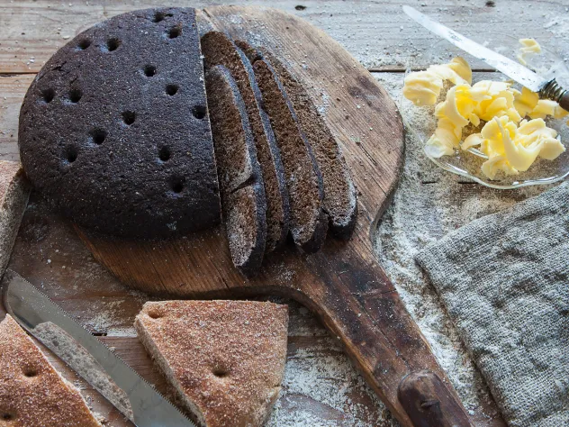 Svartbröd och hemvete från Åland serverat med smör.