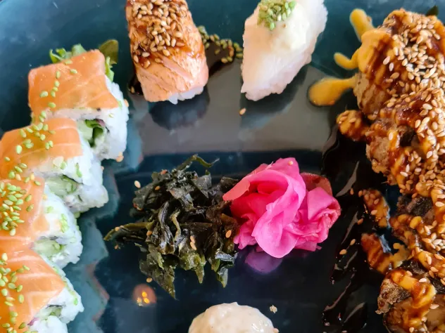 Tallrik med sushi från Sara och Jans delikatesser i Mariebar i Mariehamn.