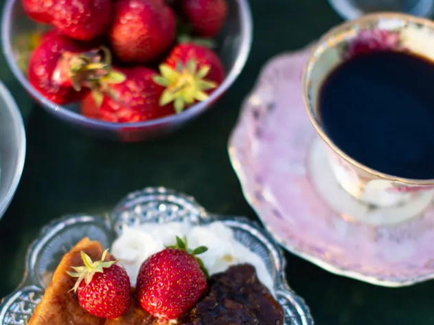 Sommarfika med Ålandspannkaka, grädde, jordgubbar och kaffe.