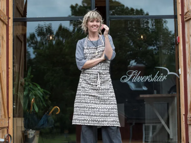 Lotta Jansdotter framför portarna till Ladugårds på Silverskär Islands.
