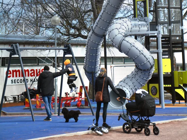 Rutschkana och gungor i lekparken Wirénska parken vid torget i Mariehamn.