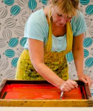 Ann Eriksson visar textiltryck vid SALT.