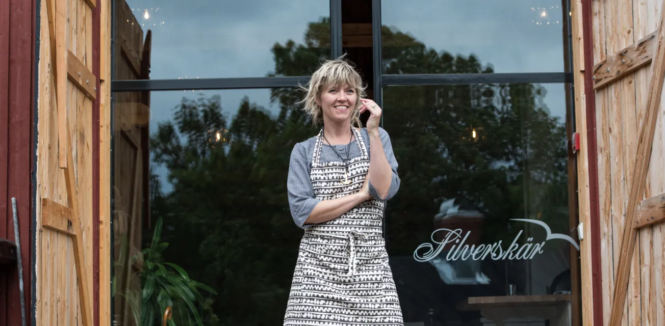 Lotta Jansdotter framför portarna till Ladugårds på Silverskär Islands.
