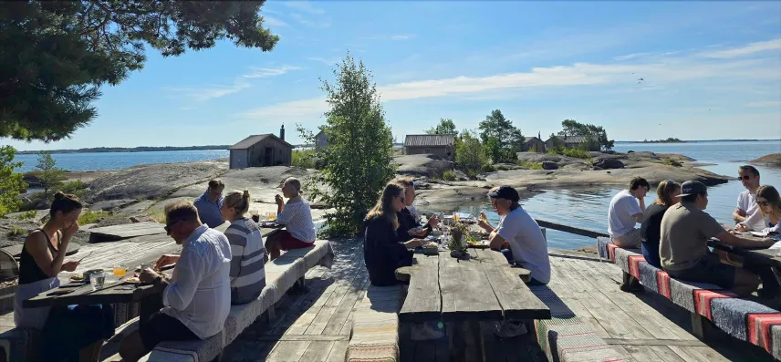 Servering bland bodarna på ön Klobben vid konferensanläggningen Silverskär Islands i Ålands skärgård.