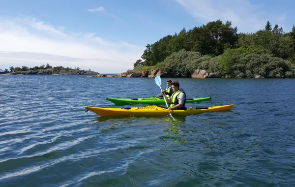 Två gäster paddlar kanot